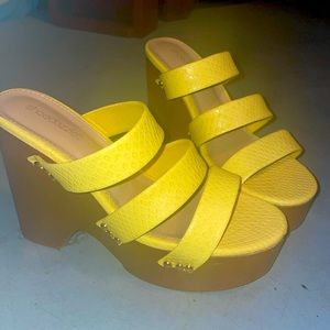 Shoe dazzle awesome yellow heels.